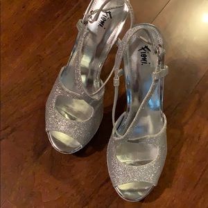 Fioni -Silver Glitter Sz 7 1/2. Open toe 6” heels